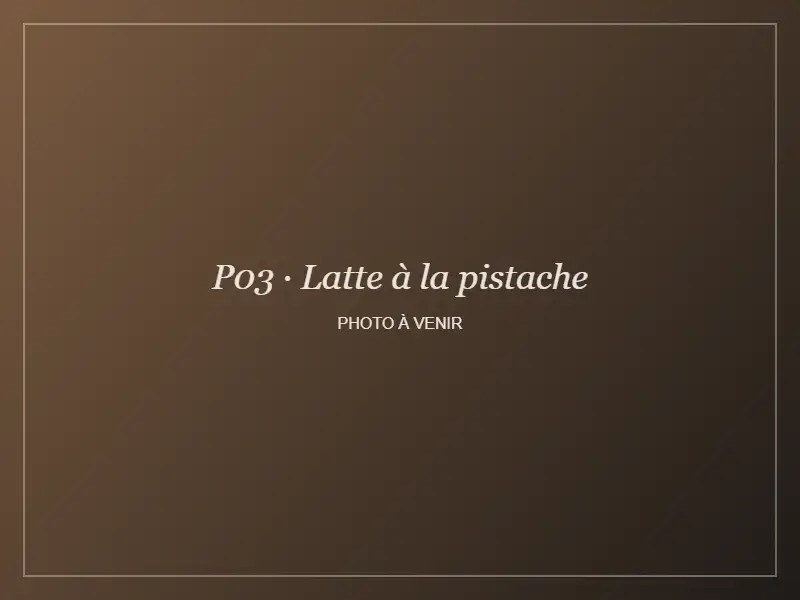 Latte à la pistache servi dans une tasse en céramique