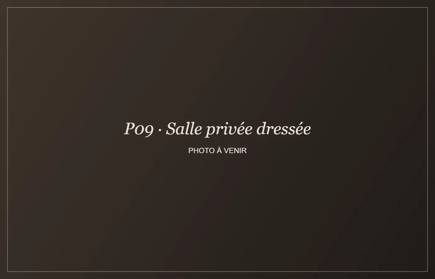 La salle privée du Café-In dressée pour une réunion d'équipe